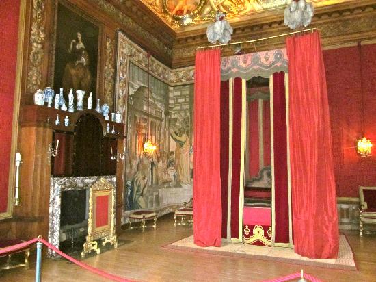 queen caroline bedroom of hampton court | the enchanted manor