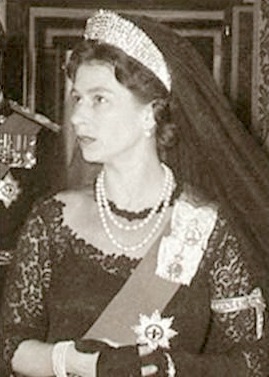 Order-of-the-Garter-Queen-Elizabeth-wearing-garter-at-Vatican.jpg