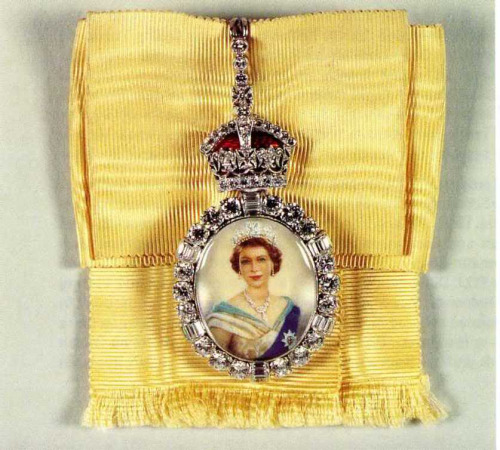Queen-Elizabeth-II-Royal-Family-Order.jpg