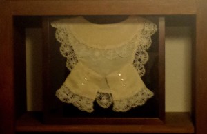 Vintage women's lace collar and cuffs