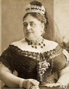 Duchess of Teck wearing the original Cambridge emerald necklace