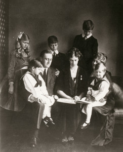 Franklin and Eleanor with their children 1919