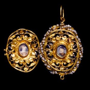 Mary Queen of Scots locket opened